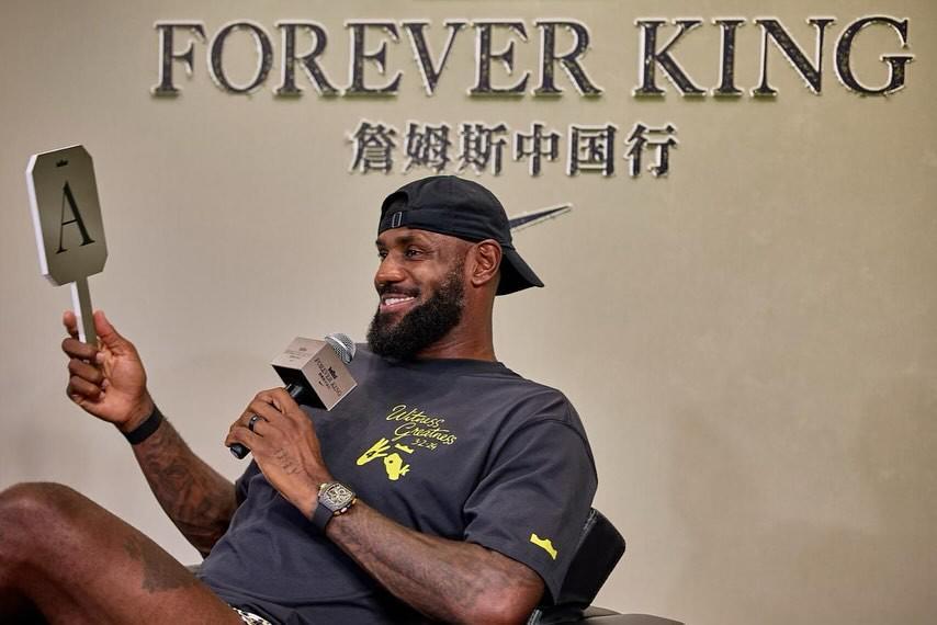 开云下载-詹姆斯晒成都行活动图集：成都在我心中永远有特别的位置，国王爱你