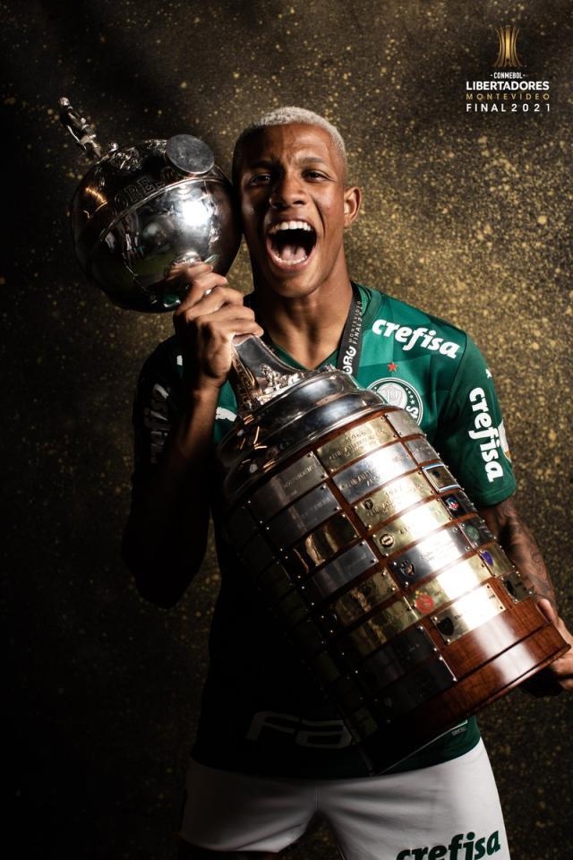 kaiyun-20岁后腰连拿两届解放者杯冠军 南美足联祝贺他！