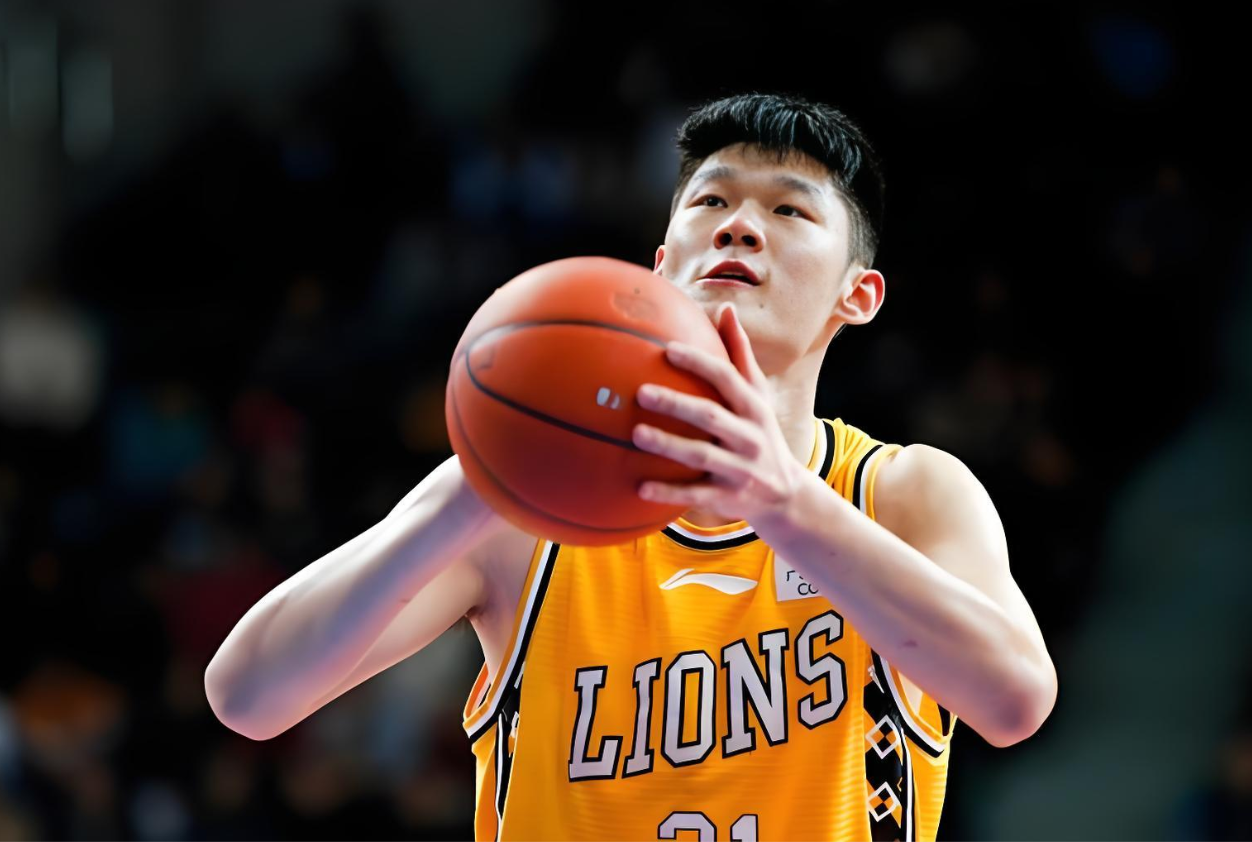 kaiyun-有趣！胡金秋回到广厦队就投入训练，王博：不准训练，回家陪孩子